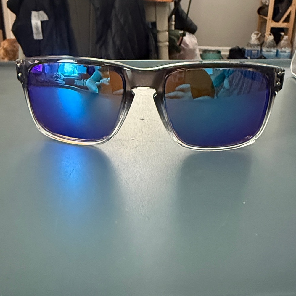 Oakley men’s Blue Lens Sunglasses - Picture 6 of 8